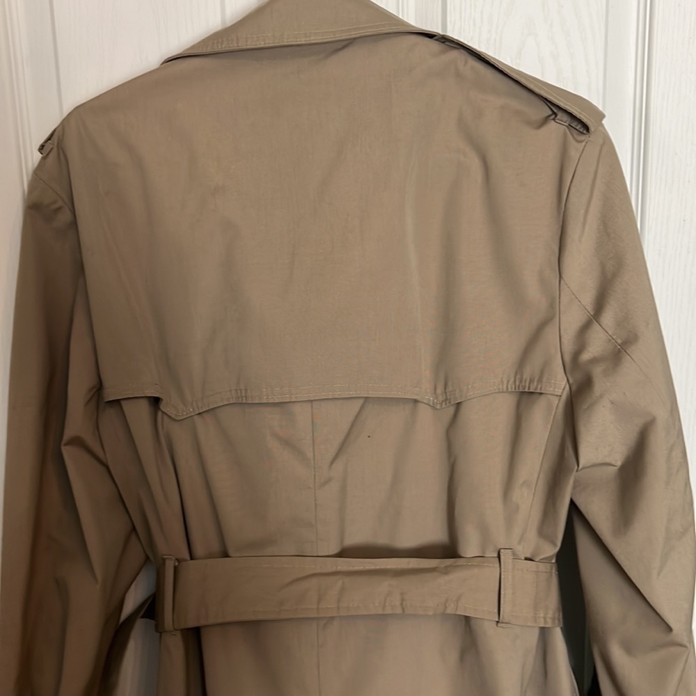John Weitz 40R trench coat missing very top button - Picture 2 of 5